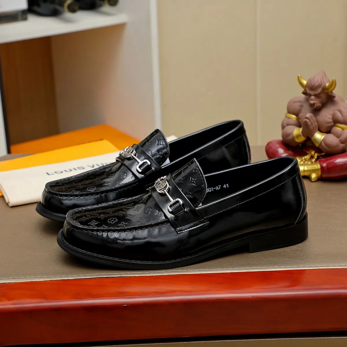 Men's shoes 460 💰 Louis Vuitton LV ® 🆕 model 🔛 full shoe counter, first layer cowhide, 🐂leather lining casual shoes for men, super soft outsole, a must-have for driving. Synchronized with the counter, original first layer cowhide, completely 1:1 mold customization 🌹 top version, color optional! Number: 38-44 (45.46 customized)